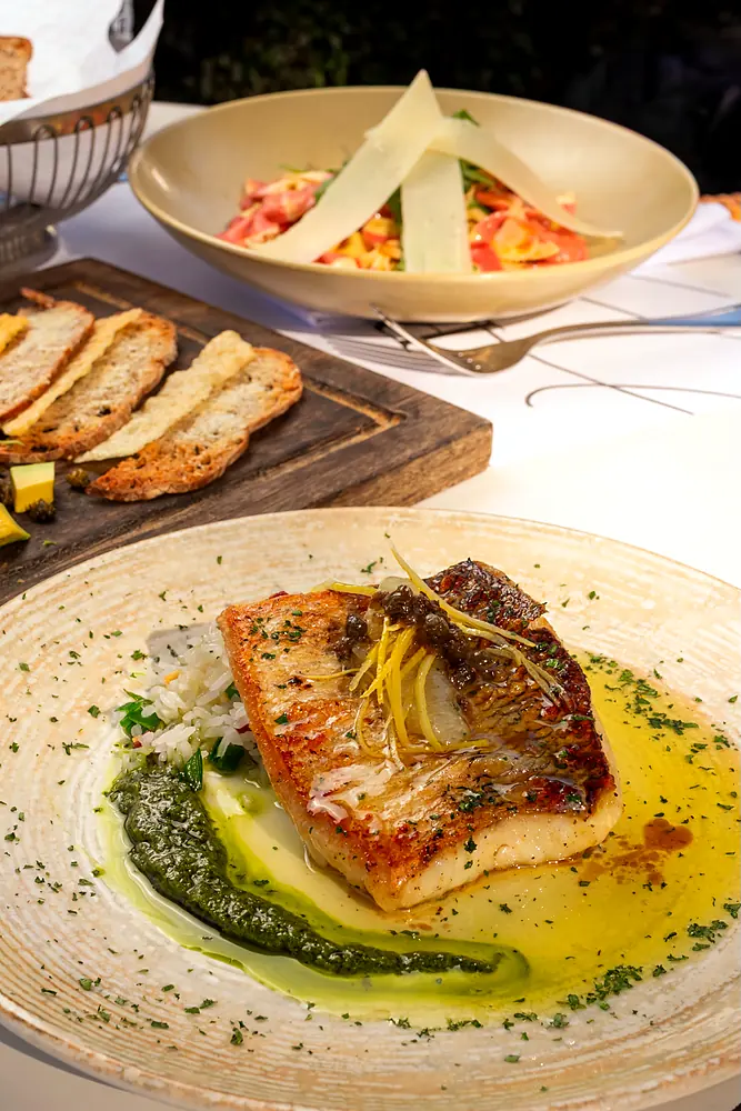 Pesca del día con salsa de cítricos · comidas en Bistró 83