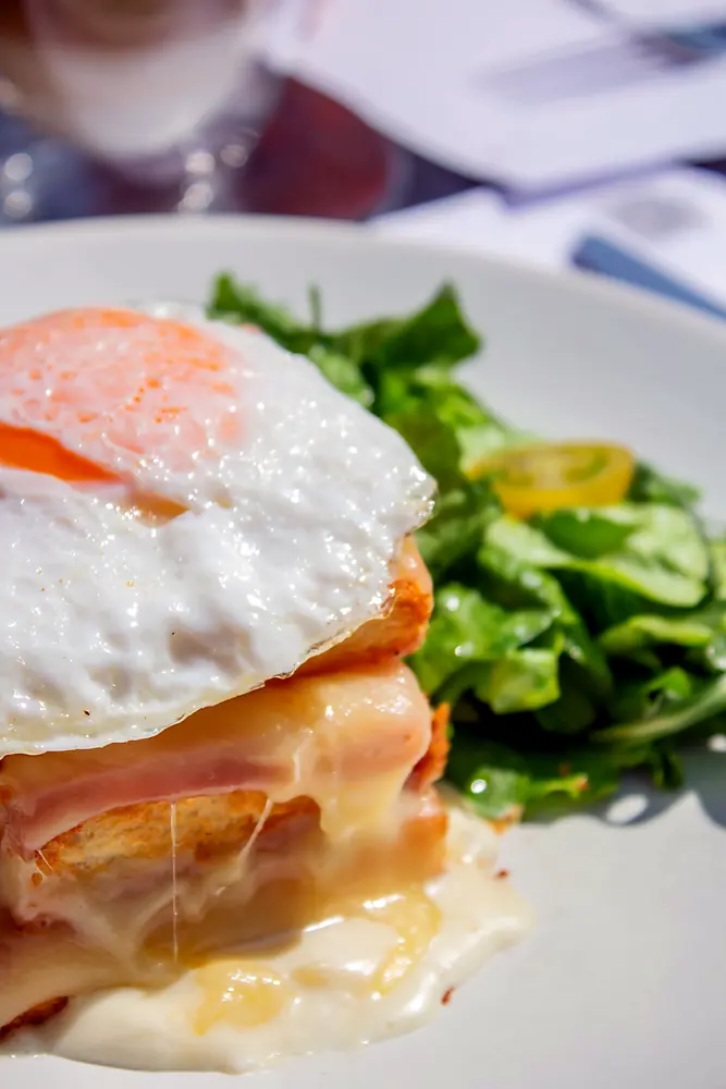 Croque madame con huevo estrellado, jamón y queso gratinado · desayunos en Bistró 83
