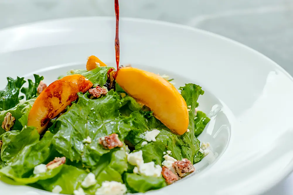 Ensalada de manzana caramelizada con queso de cabra