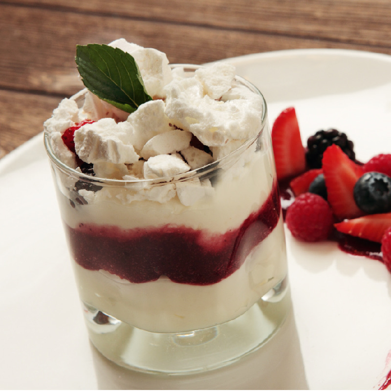 Postre con merengue y frutos rojos de Bistró 83